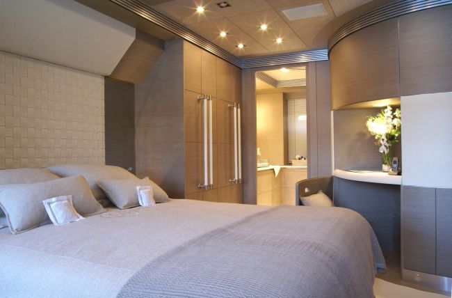 Jacht hálószobája beépített szekrényekkel
