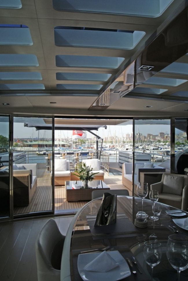 Luxus jacht fedélzete kültéri bútorokkal