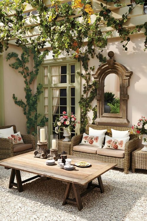 Tavaszi veranda fonott garnitúrával, virágokkal