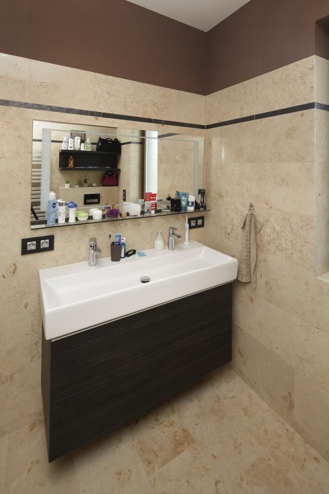 Modern fürdőszoba mészkő falburkolattal