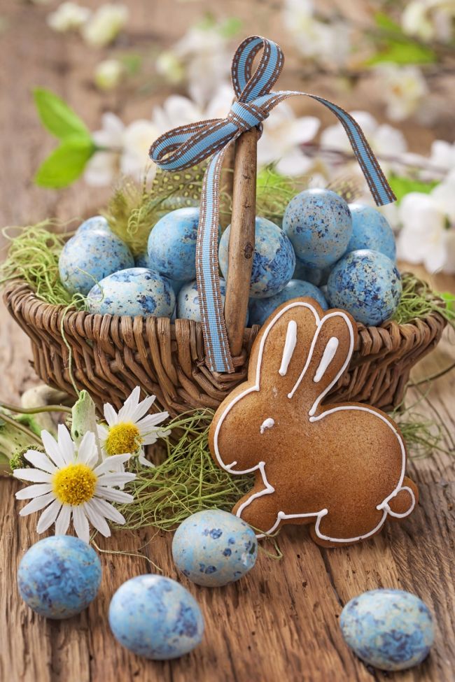 Márvány mintás kékes tojások kosárban és mézeskalács nyúl Húsvéti dekoráció
