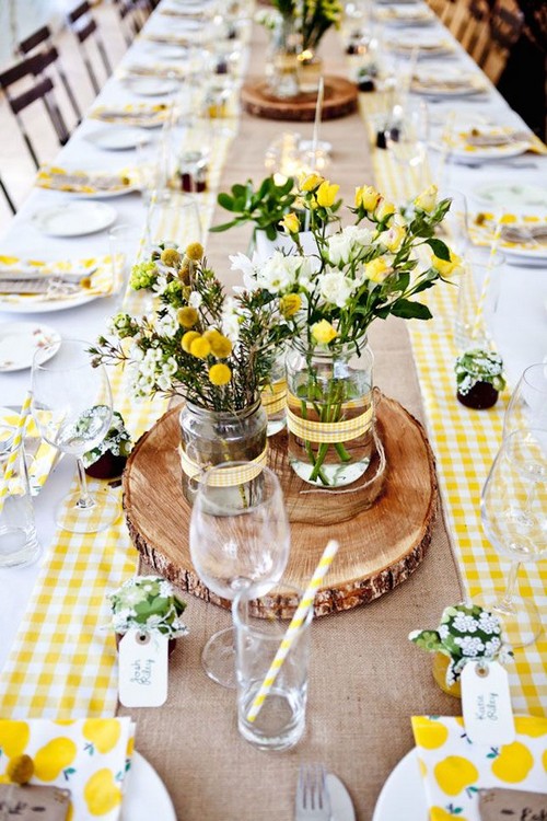 Asztaldekoráció sárga tavaszi virágokkal