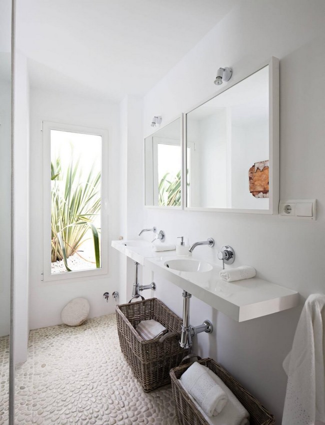 Fürdőszoba fehér mosdópulttal kavicsburkolat