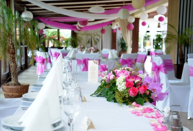 Pink és rózsaszínű esküvői dekoráció