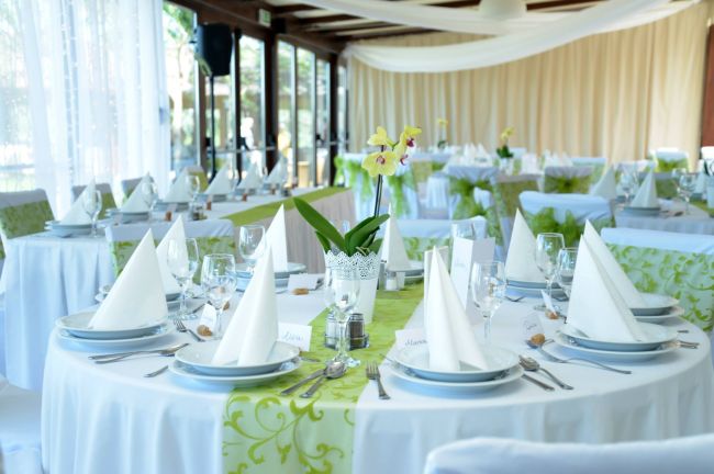Világoszöld lime, almazöld asztali dekoráció esküvőre