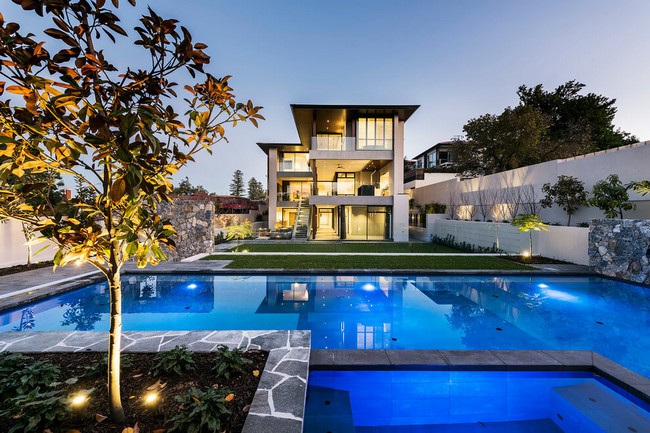 Modern ausztrál ház medencével
