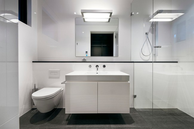 Fehér modern fürdőszoba bútor