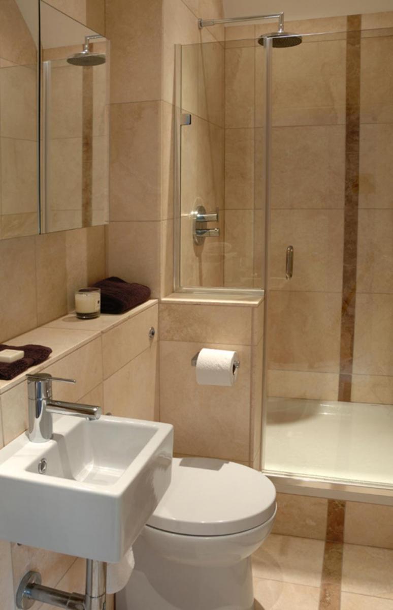 Bézs és barna kis alaterületű fürdőszoba