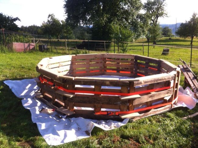Így építs kerti medencét raklapokból hevederes kötés