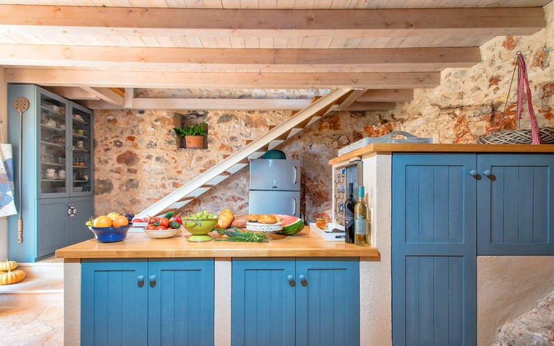Mediterrán kék konyhabútor természetes anyagokkal, lépcsővel
