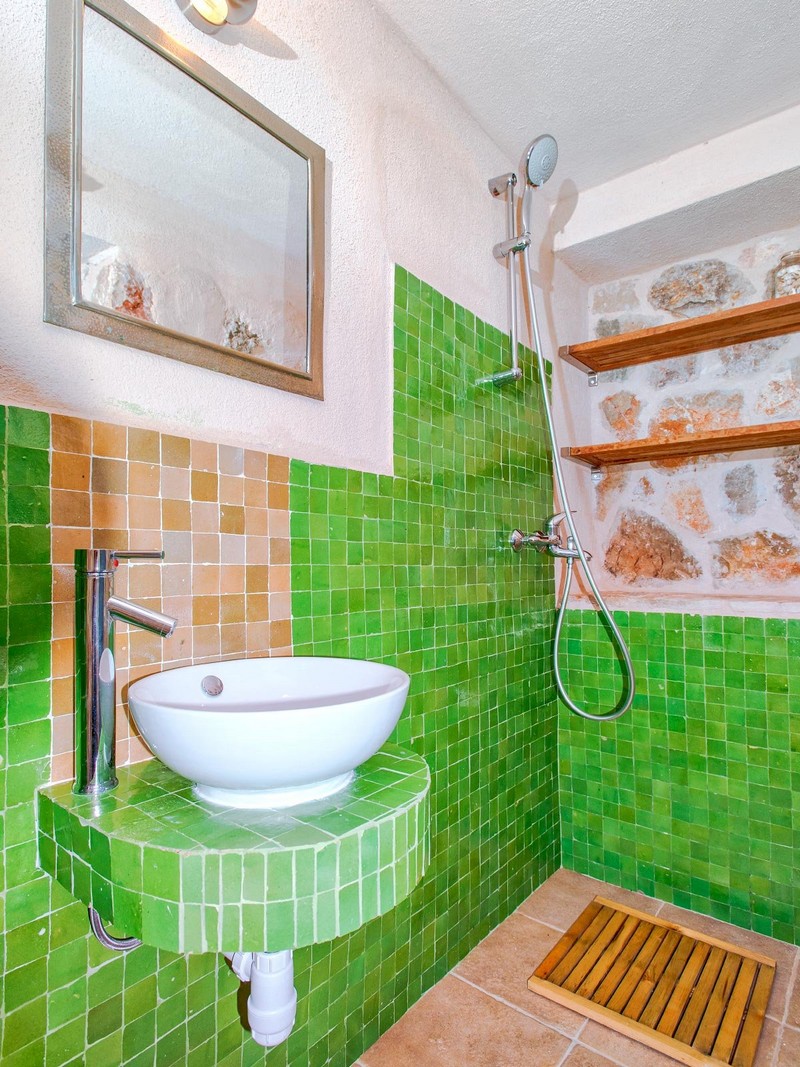 Zöld csempe és mosdópult