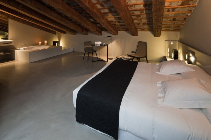 Tetőtéri szállodai szoba beépített ovális fürdőkáddal