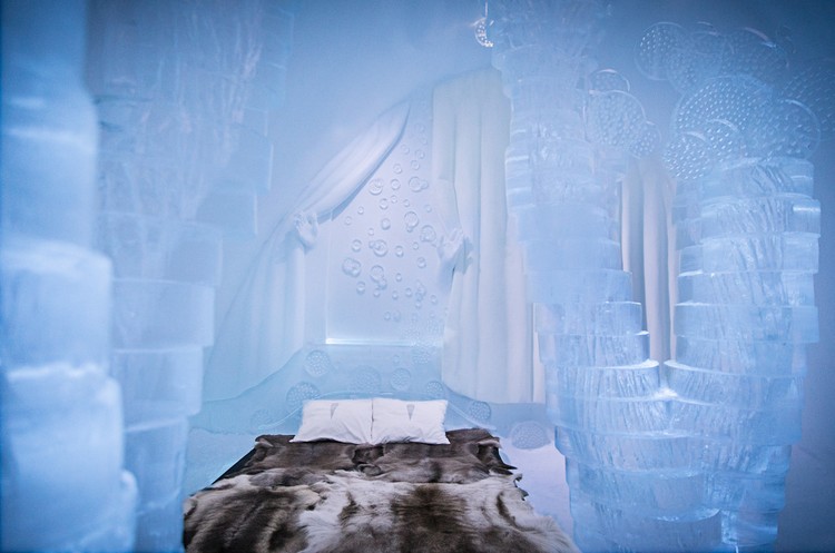 Aprólékosan faragott jégszobor a szállodai szobában