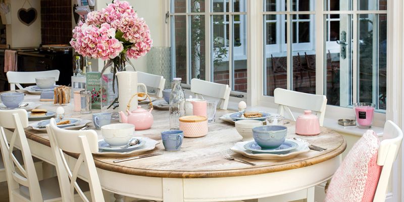Rose Quartz és Serenity Blue az étkezőasztal dekorelemei