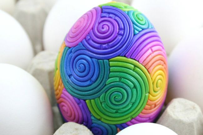 színes húsvéti tojás