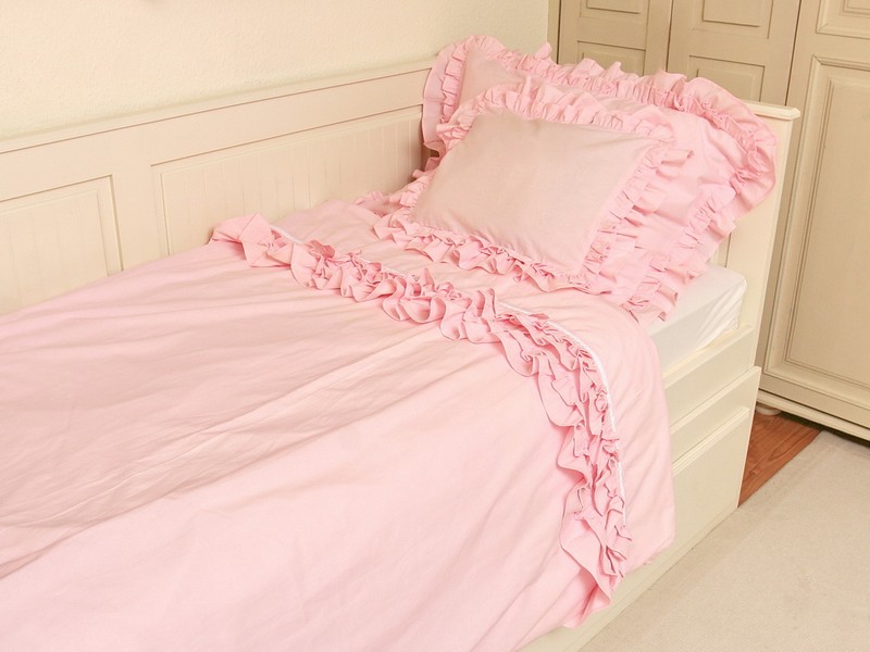 Rózsaszín fodros ágynemű