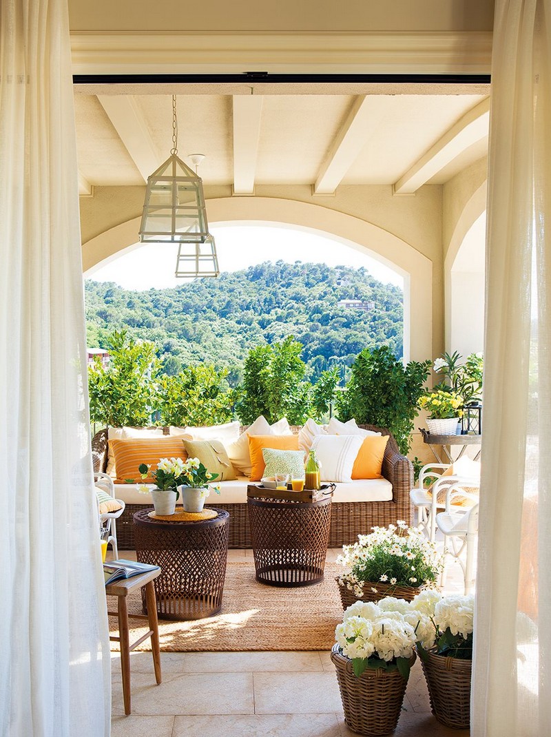 Mediterrán veranda narancssárga párnákkal