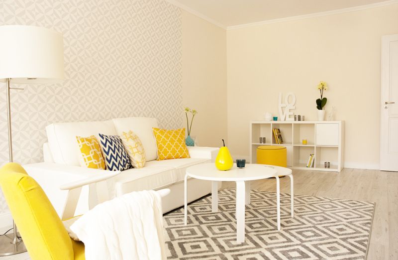 Home Staging sárgás nappali fehér falakkal
