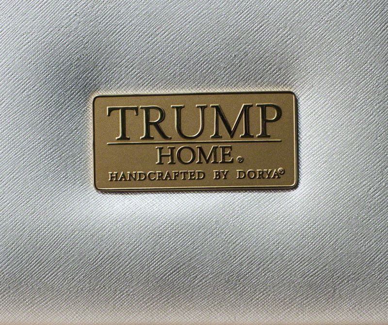 Trump Home logó a bútoron