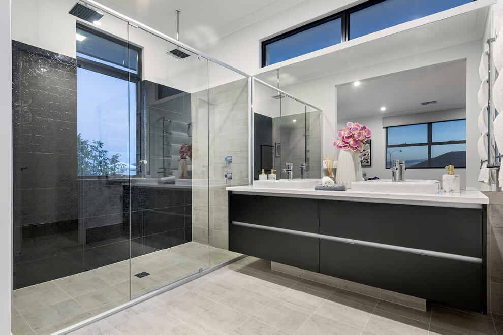 Dupla zuhanyzós fürdőszoba nagy tükörrel