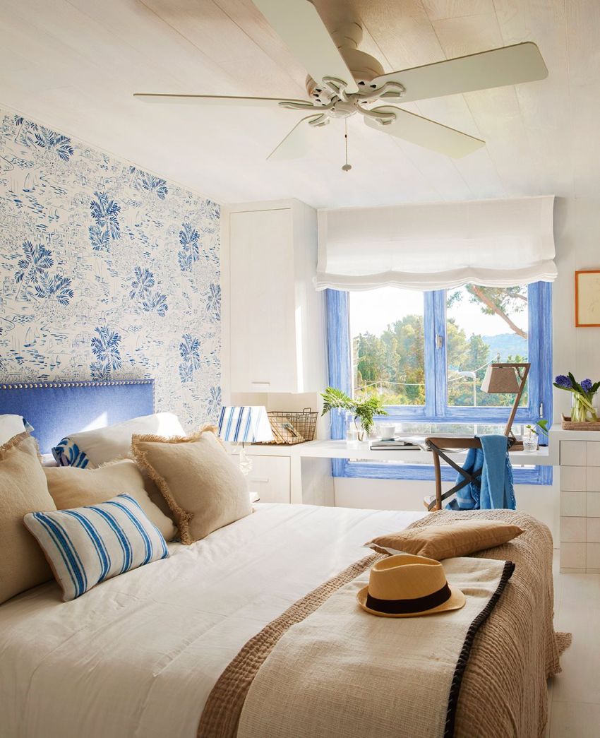 Elegáns mediterrán hálószoba kék és fehér