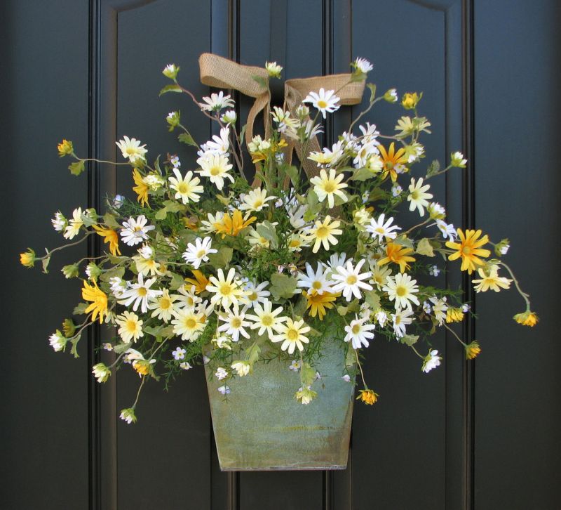 Élő virágok a bejárati ajtón