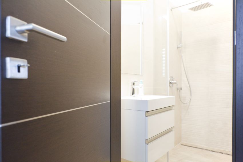 Acélbetétes fürdőszobai ajtó design kilincs