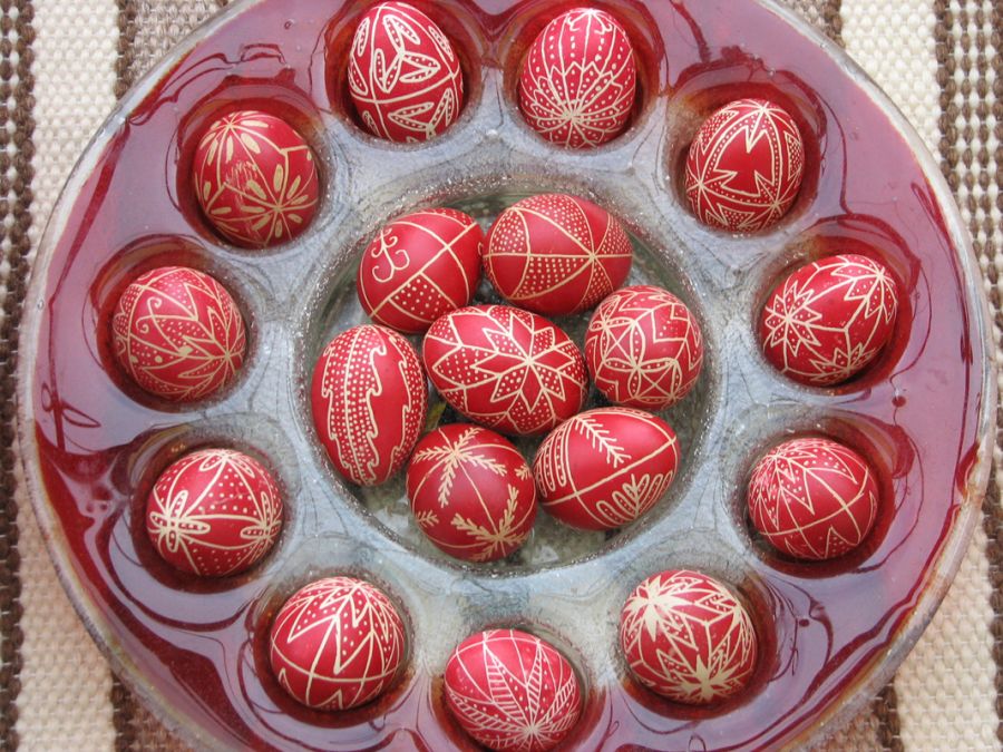 Locsolóváró tál piros tojásokkal