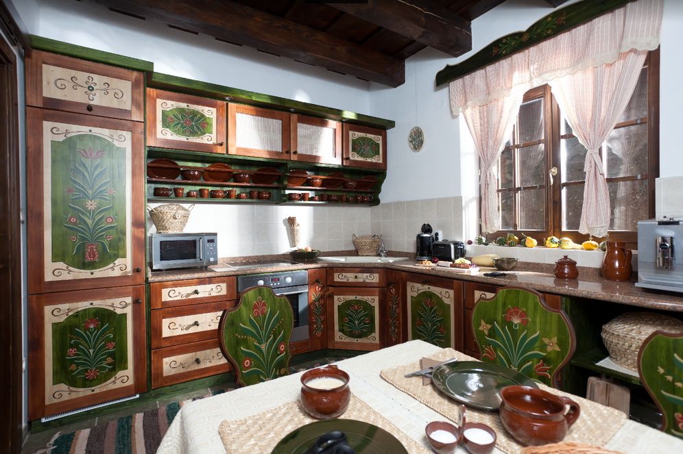 Székely ház konyhája festett bútorokkal