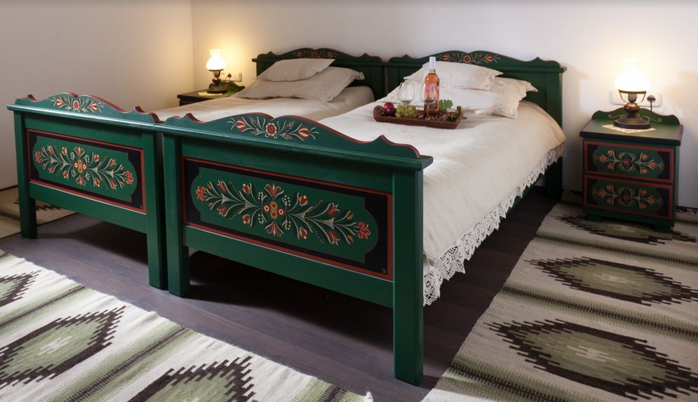 Kézzel festett ágy székely motívumokkal