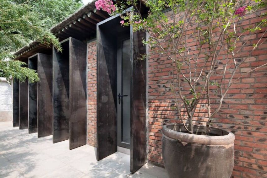 Kínai ház udvara kültéri kaspóval