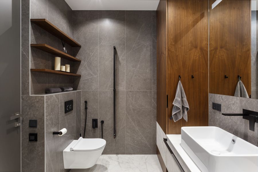 Modern fürdőszoba taupe színű burkolólapokkal