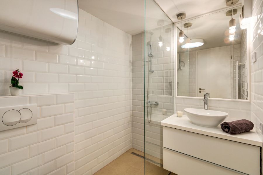Modern fürdőszoba fehér Antik Centrum metró csempével