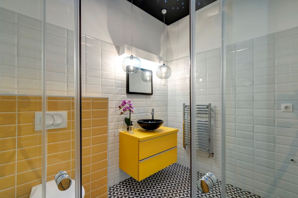 Igényes belvárosi fürdőszoba metró csempével TimeLessDesign lakberendezői