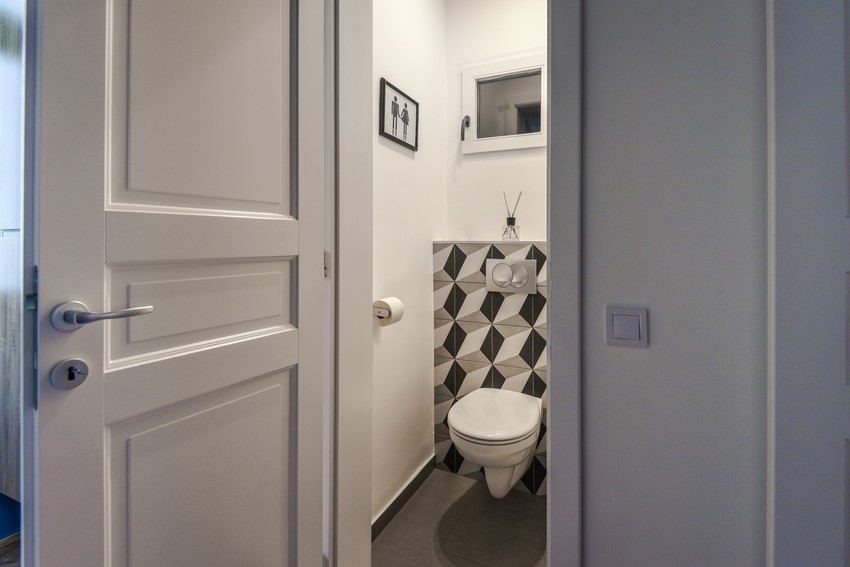 Szürke ajtó szín cementlap mintás burkolat wc