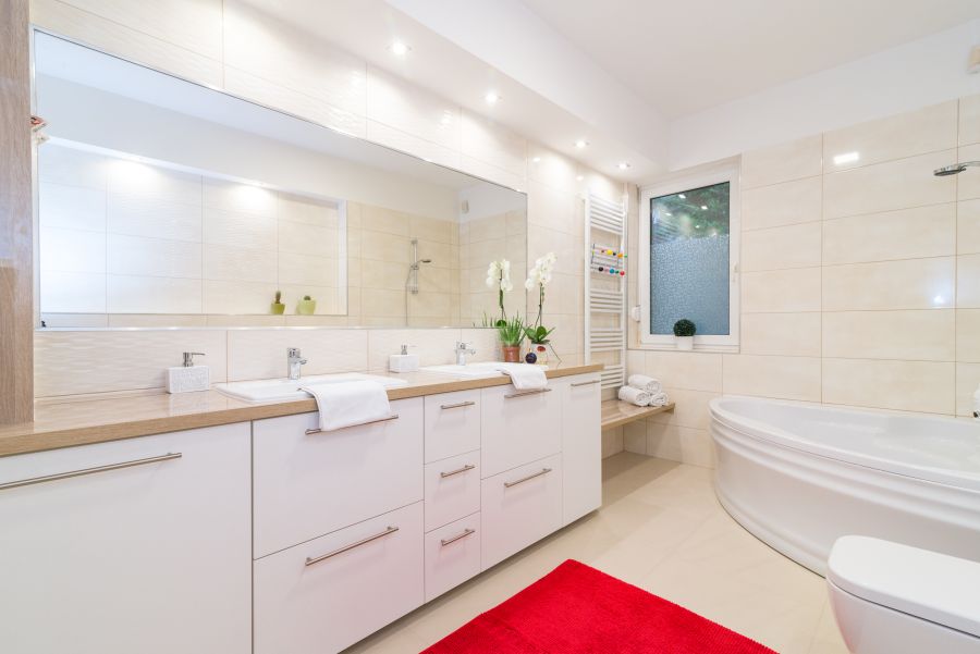 Modern fürdőszoba berendezés nagy hosszú tükörrel