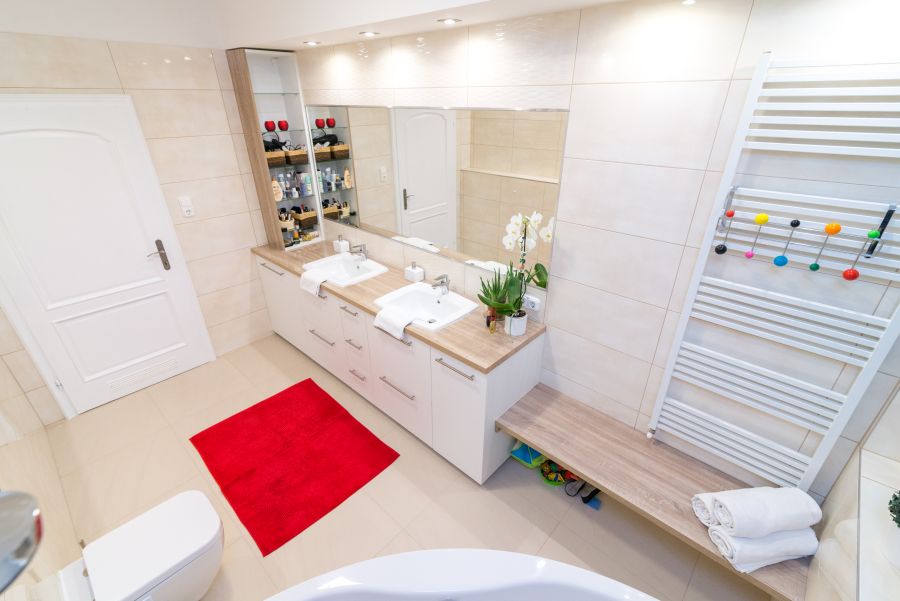 Dupla mosdód világos fürdőszoba sarokkád