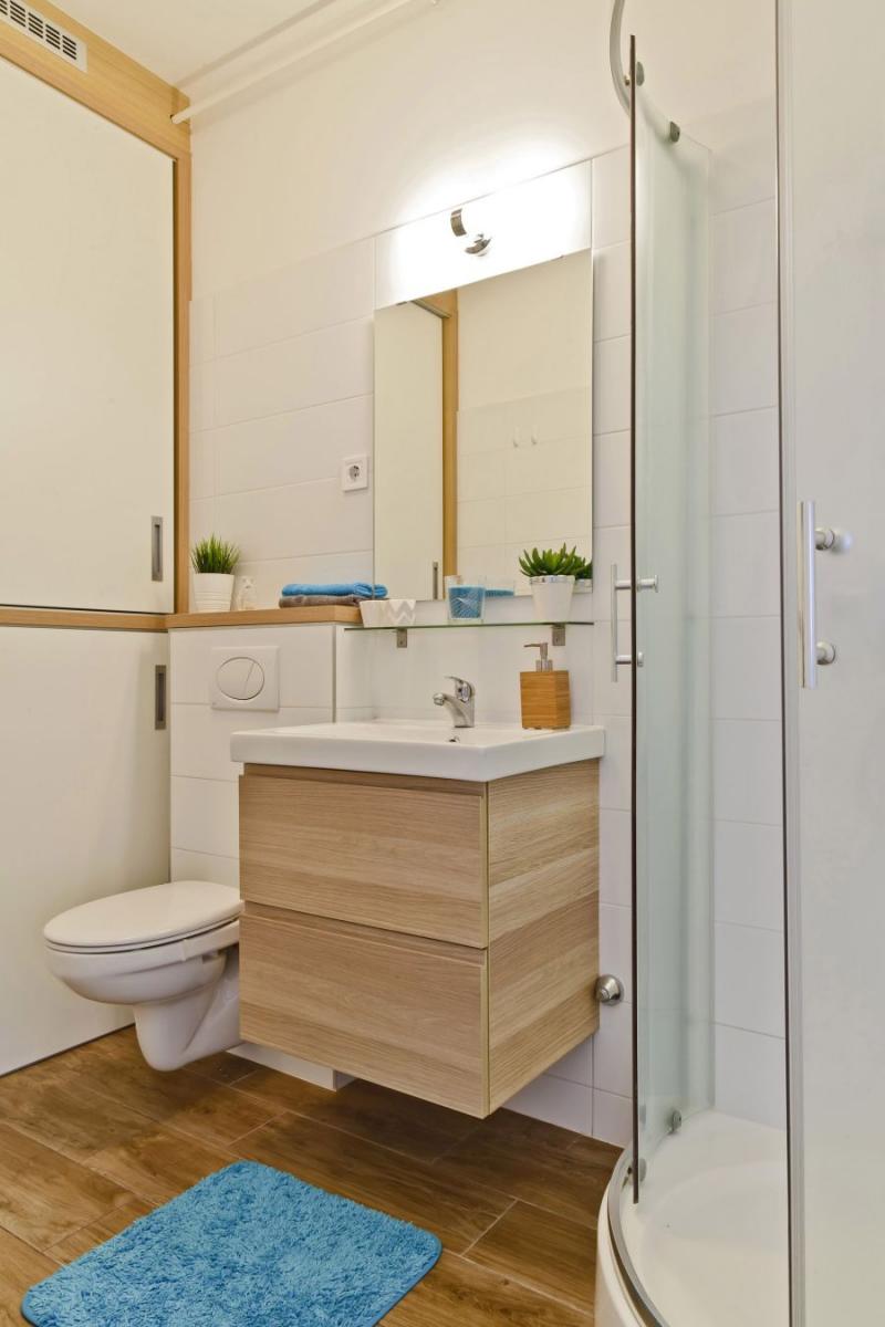 Világos fürdőszoba kis mosdóval