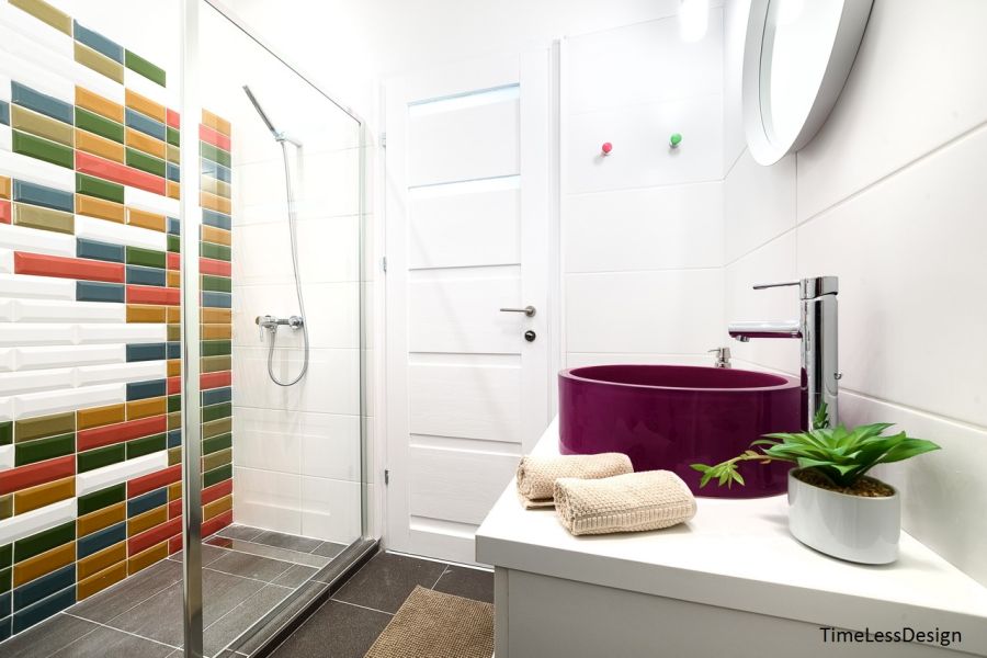 Fürdőszoba színes metró csempe burkolat