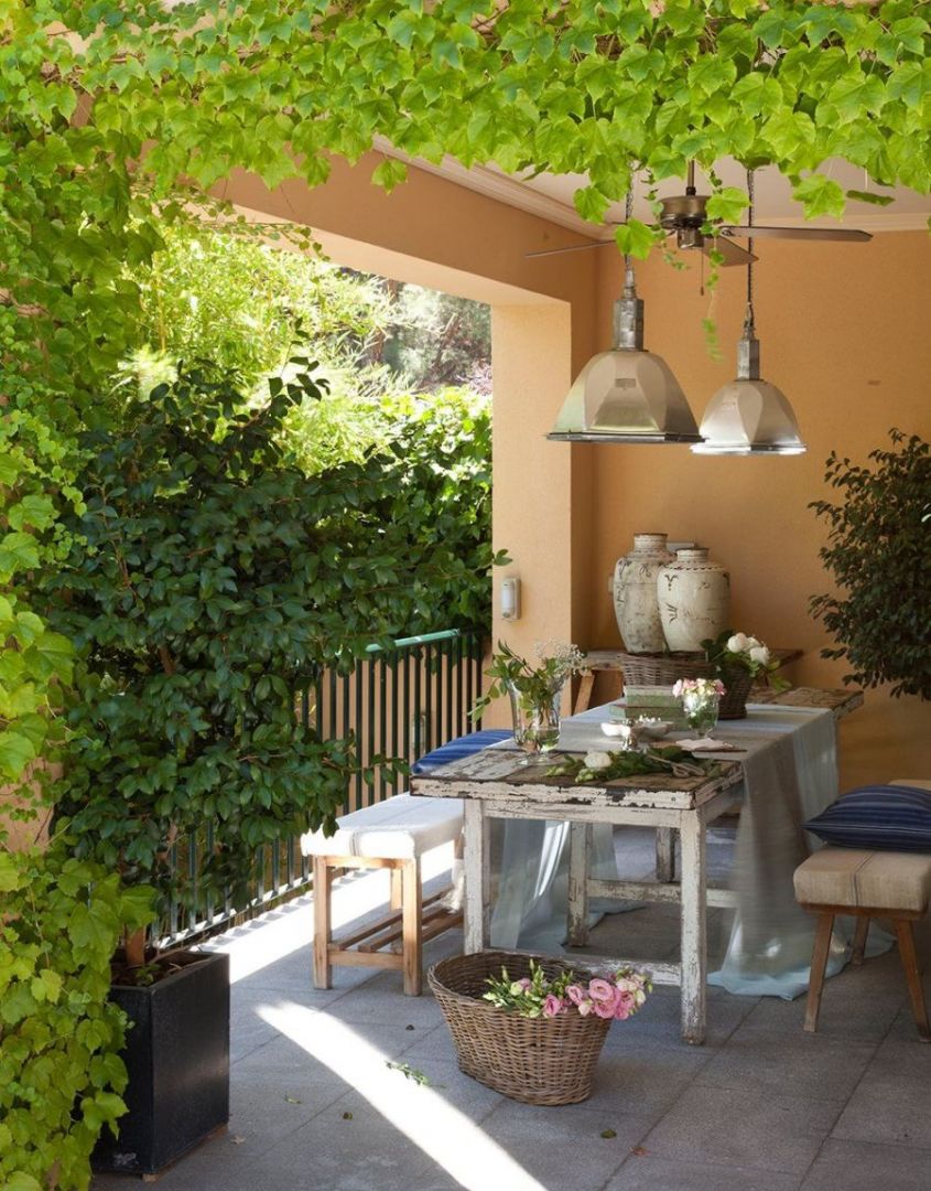 Pados étkező a verandán árnyékot adó növényekkel