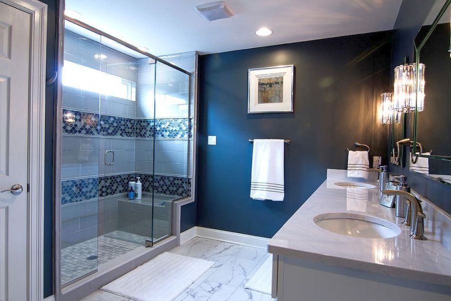 Selyemfényű kék burkolatú fürdőszoba