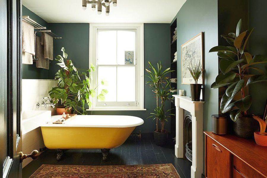 Sárga lábaskád zöld fal és növények fürdőszobában
