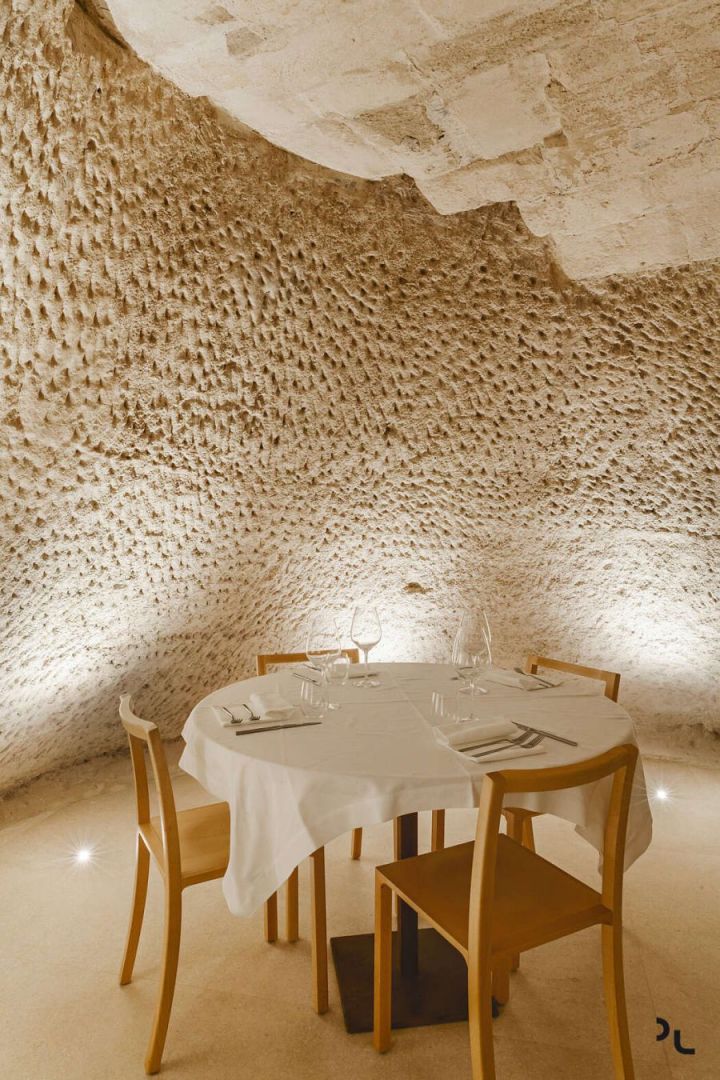 Pizzéria egy barlangban különleges falfelülettel