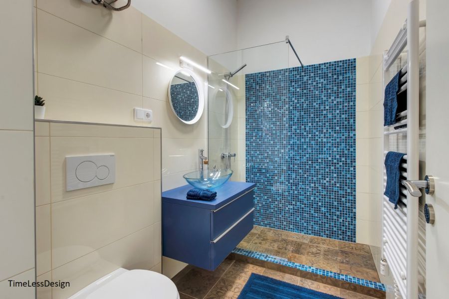 Bézs és kék fürdőszoba burkolat és mozaik kék fürdőszoba szekrény