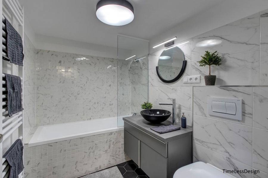 TimeLessDesign kis lakás márvány mintás fürdőszoba