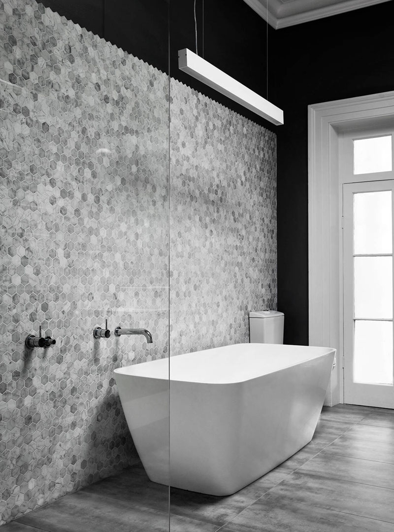 Hatszögletű falicsempe fürdőszoba falon és padlólap