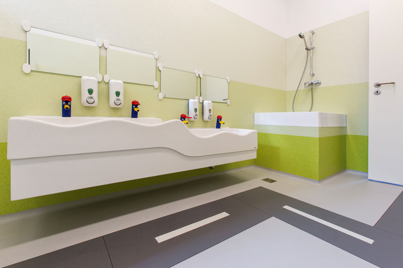 Óvodai fürdőszoba dekoráció zöld színnel