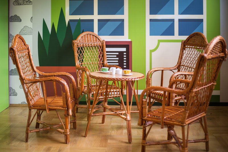 Óvodai játékszoba dekoráció fonott székkel