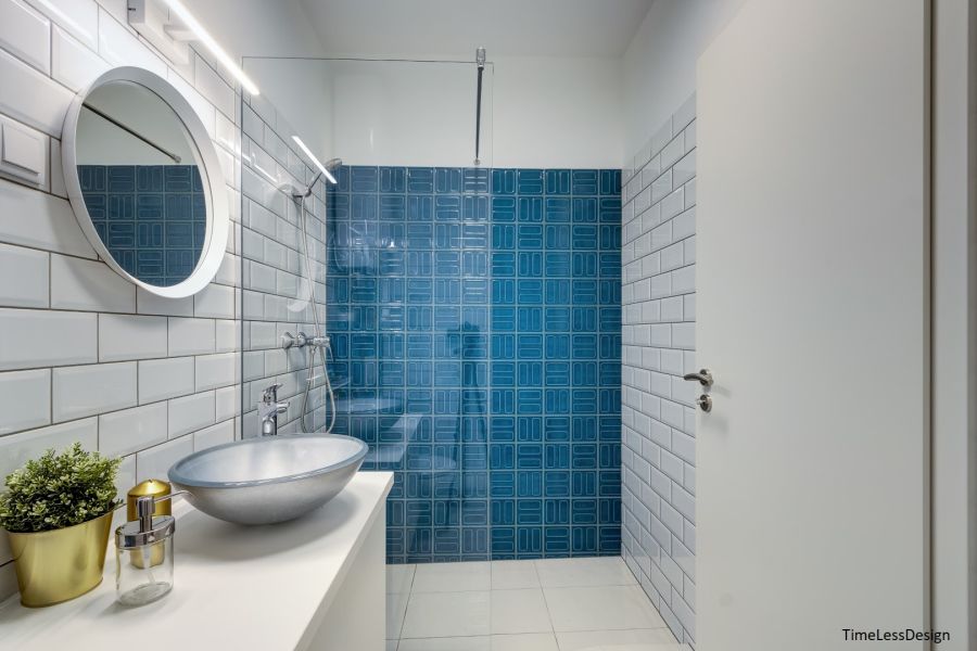 Mosdótál a fürdőszoban és kék retró falicsempe
