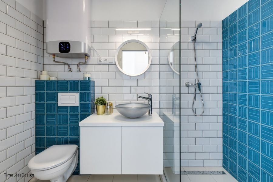 Zuhanyzós fürdőszoba kék-fehér burkolattal